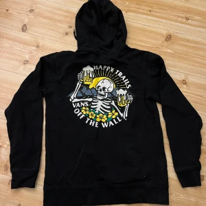 Vans hoodie happy trails - Vans hoodie happy trails. Använd max 2 ggr nytt skick strlk S säljer pga att den inte kmr till andvändning  Pris kan diskuteras 