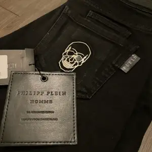 Säljer dessa fina Philipp Plein jeans i storlek 28/30. nypris 7000:- har taggarna kvar. Hör av er vid frågor samt funderingar! ☺️🙏
