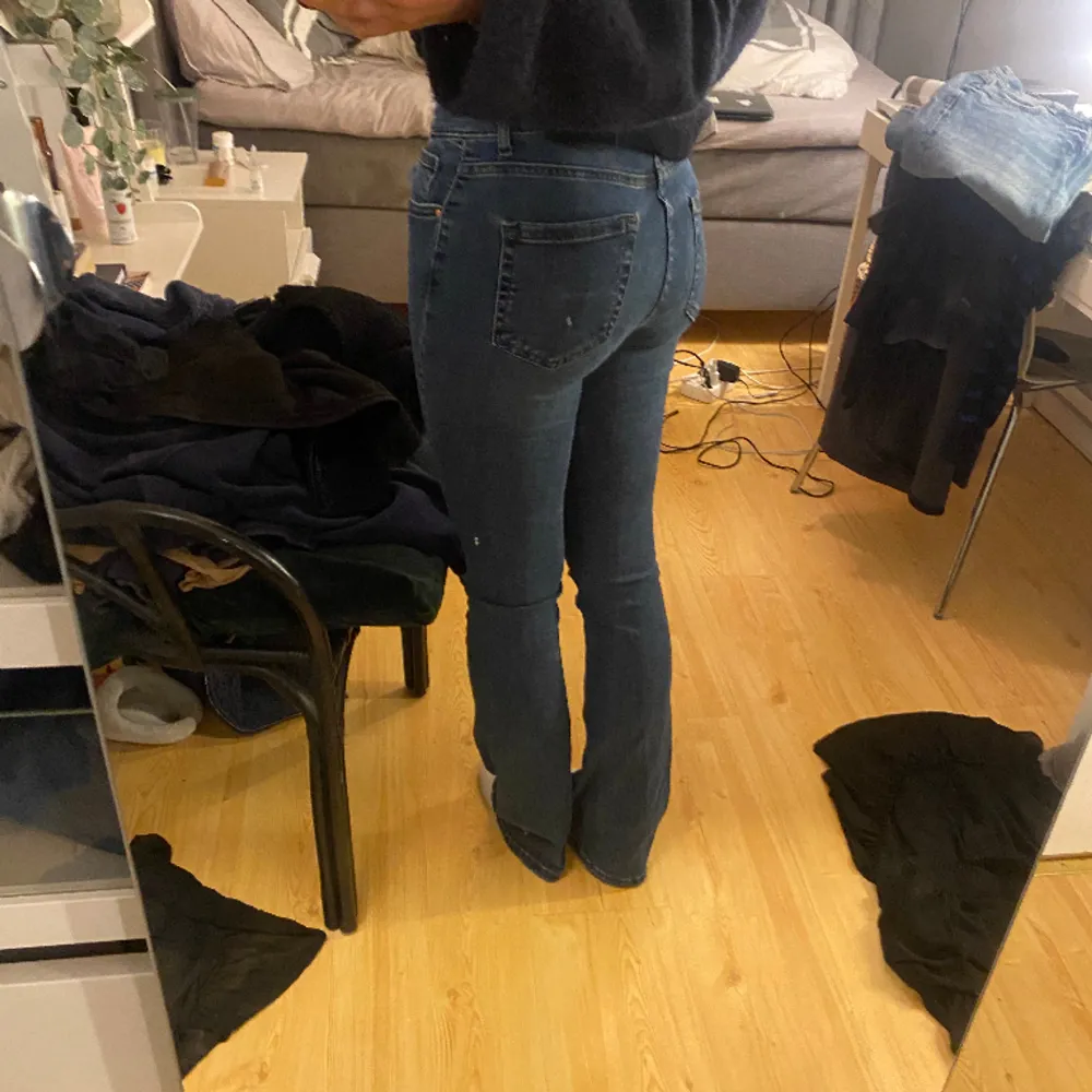 Säljer dessa jeans från Only med stretchigt material. Använt några gånger men i mycket bra skick. Bra längd på mig som är 173. Dom är i storlek 32 men skulle säga att dom passar upp till 38. Jag brukar ha 36 . Jeans & Byxor.