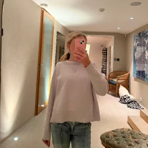 Soft goat tröja - Säljer min softgoat tröja i modellen boyfriend o-neck i färgen pearl som inte finns kvar längre. Enda defekten är att den är lite krympt från tvätt