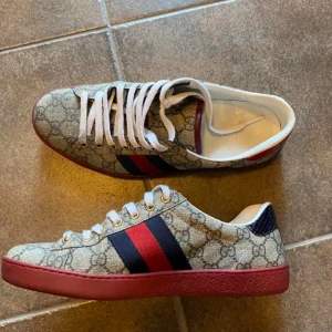 Gucci skor  - Äkta Gucci skor storlek 40,5 men rekommenderar att ta en storlek större för dom är större i storlekarna 