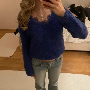 Blå stickad tröja - Super snygg stickad tröja med spet upp till 🩵💙💘🥹
