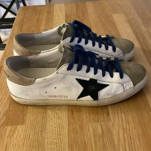 Hej! Säljer ett par golden gosse skor, har använt ett par gånger men är i ett ganska bra skick+box. - Hör av er om ni har några frågor om skorna!