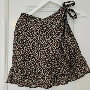 Omlottkjol - Helt ny & superfin omlottkjol från hollister❤️ köpt under vintern för ca 400 kr men var tyvärr för liten när sommaren kom, så helt oanvänd!