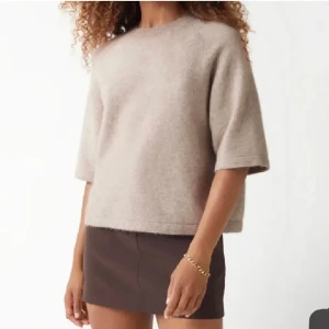 & Other Stories stickad tröja - Säljer min stickade tröja från & other stories. Fåtal gånger använd. I jätte fint skick. Storlek M men skulle säga att den sitter som en S. Säljer för 360kr plus frakt.