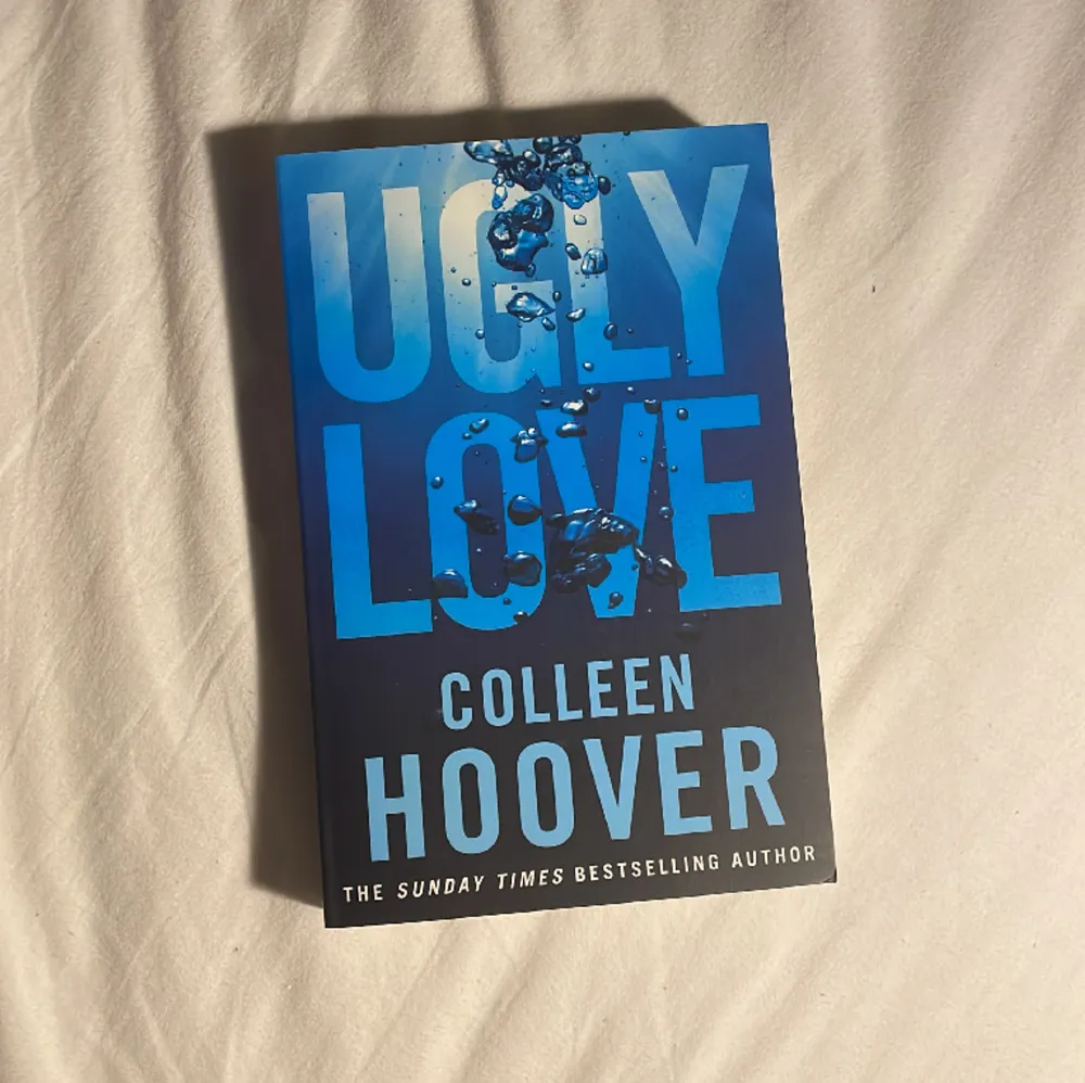 Ugly love av Colleen Hoover. Nästintill nyskick. Nypris på adlibris är 89kr. Övrigt.