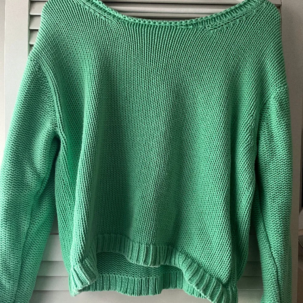 Intressekol på min jätte fina grönstickad tröja från Acne. Den är storlek xs men passar bra på mig som är S vanligtvis. Använt några gånger, lite nopprig men annars bra skick. Hör av er💕. Tröjor & Koftor.
