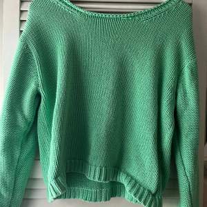 Intressekol på min jätte fina grönstickad tröja från Acne. Den är storlek xs men passar bra på mig som är S vanligtvis. Använt några gånger, lite nopprig men annars bra skick. Hör av er💕