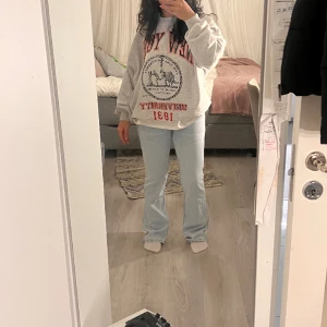 Sweatshirt Grå - Oversized grå sweatshirt från Berskha. Står xs men en M/L kan ha dem är väldigt oversized 