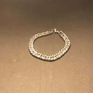 Silver armband  - Snyggt silver armband i bra skick, helt oanvänd. Pris kan diskuteras vid snabb affär