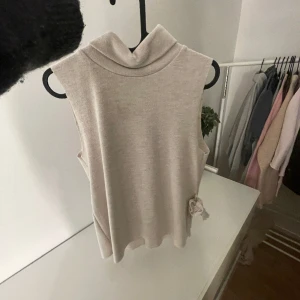 Tröja -  Ett stick sticka linne från Zara som är jättefint använt men i bra skick.