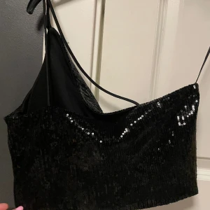 Fest topp - Säljer min fina glittertopp då dne inte kommer till användning. Använt 1 gång. Den är öppen i ryggen och banden har man på ena Axel och finns dragkedja på sidan. Säljer för 150kr + frakt🌸