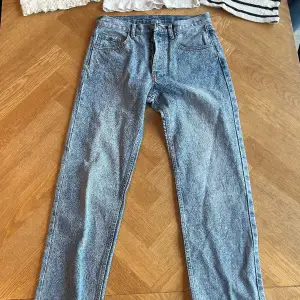 Classon blue jeans i small. Med 4 knappar, låg midja, raka ben. Längden på insidan av benen är 82 cm. Aldrig använda då det var för tighta runt höfterna. Annars perfekta 