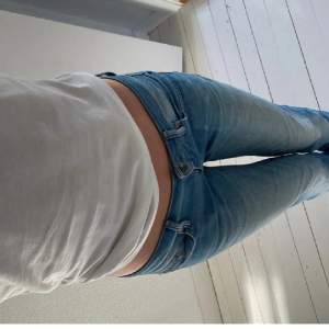 Fina lågmidjade jeans som är köpta här på plick!🤗lånade bilder