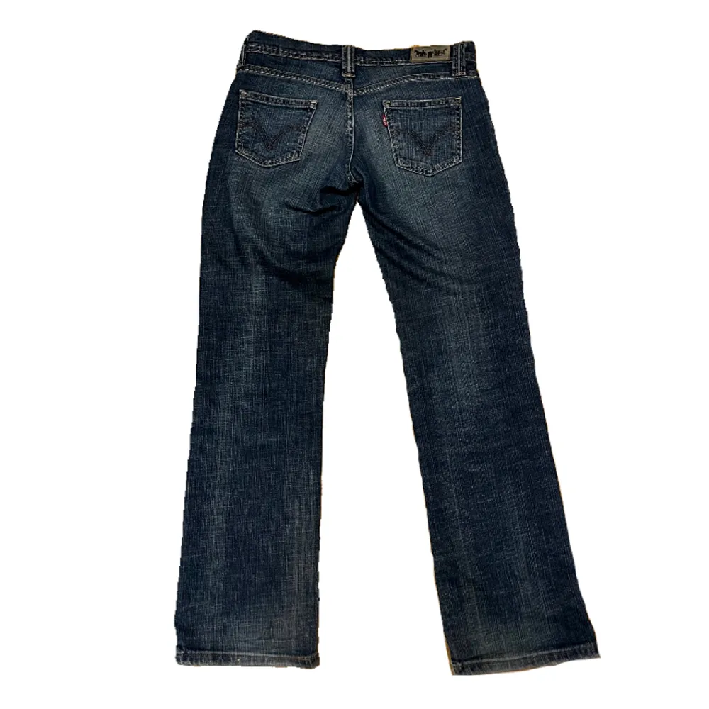 supersnygga lågmidjade bootcut jeans, levis😝aldrig använda vet ej vilken storlek det är tyvärr eftersom det ej finns någon lapp, men skulle säga S-XS💕 säljer då dom är lite små för mig😁 skriv om ni har frågor eller vill ha fler bilder på jeansen 💋  . Jeans & Byxor.