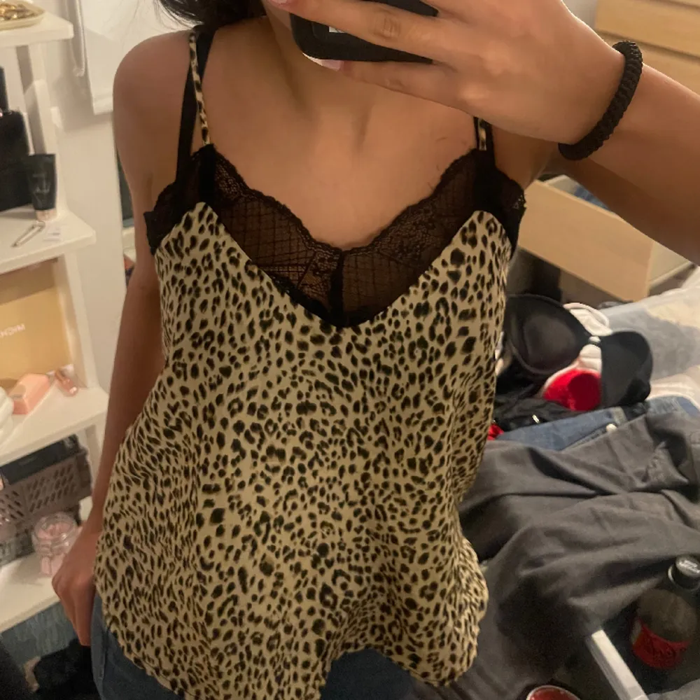 Jättefin leopard blus som ej är i min stil, i nyskick och har endast använts vid ett par tillfällen . Toppar.