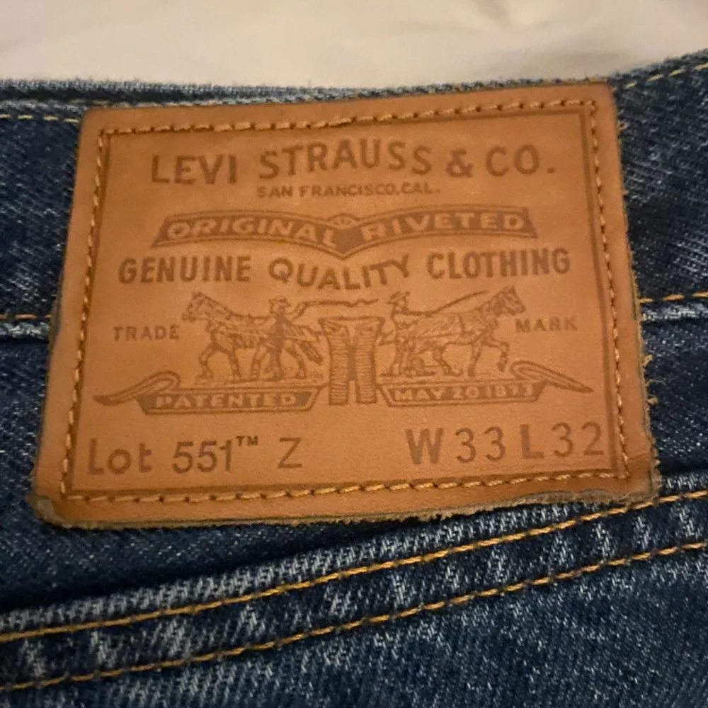 Mörkblåa Levi jeans 551. Storlek W33 L32. Skriv vid någon fundering. Jeans & Byxor.