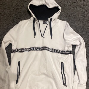 Armani hoodie - Säljer min Armani hoodie för den inte kommer till användning, 100% äkta köpt på Johnells för 1500kr, ingen tecken på användning förutom en liten defekt på vänstra fickan.💸♻️ Går att pruta ner vid snabb affär 