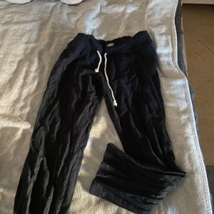 Roxy linnebyxor  - OBS UPPSYDDDA så passar bra för dej som är 155-160 cm  Roxy oceanside svarta storlek S Köptes förra sommaren. 