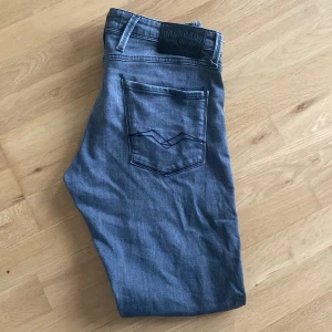 Replay Anbass jeans - Tjena! Säljer mina replay anbass jeans i storlek 30x31. Nypris ca 1500kr. Säljer mina för 599kr Skriv om ni har några med funderingar.