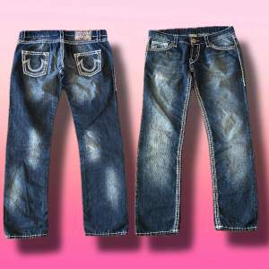 Ett par jättefina True Religion Jeans i en lite Baggy modell. Byxorna är eftertraktade och har fat stiching på fickorna där bak samt en fin blekning på låren. Perfekt skick, skriv om ni har frågor! ☺️