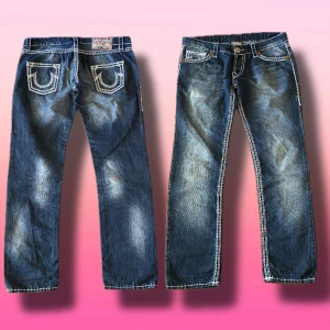 True Religion Jeans Baggy - Ett par jättefina True Religion Jeans i en lite Baggy modell. Byxorna är eftertraktade och har fat stiching på fickorna där bak samt en fin blekning på låren. Perfekt skick, skriv om ni har frågor! ☺️