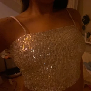Glittrig topp - Gullig och glittrig fest-topp!   Endast använd 1 gång:)