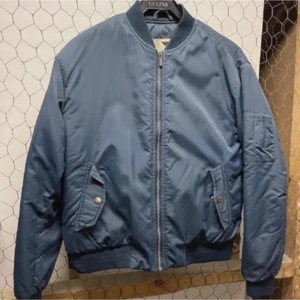 bombarjacka - Säljer nu denna fina jacka perfekt nu till våren!💕