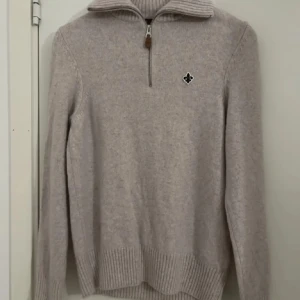 Morris sweatshirt - Säljer denna halv zip pga att den inte kommit till användning 