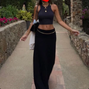 Lång kjol  - Säljer min fina långa lågmidjade kjol, den är super fin och i nyskick💕 säljer den pga den är för lång för mig💕inte mina bilder så skriv privat för egna bilder💕💕