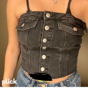 Jeans topp  - Storlek S, säljer pga förliten köpt här på plick för bara några dagar sedan💗 hoppas nån annan hittar bättre kärlek för den (lånad bild från förra ägaren)
