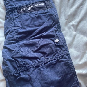 Sail racing shorts herr  - Säljer dessa mörkblåa grinder shorts i storlek M. Väldigt fint skick på dessa. 