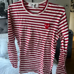 play comme des garcons - play comme des garcons lång armad tröja, använd ganska mycket därav de låga priset 