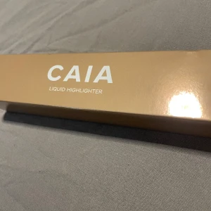Liquid highlighter caia - Caias liquid highlighter i färgen pearl swirl. Jag fick den i Caias julkalender men jag använder inte liquid produkter. Oöppnad. Säljer den för 250kr och det går inte föreslå ett billigare pris.