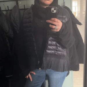 HERNO JACKA - Skitsnygg knappt andvänd