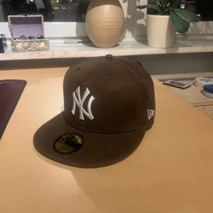MLB fitted cap - Brun Fitted cap knappt använd väldigt bra skick o bra