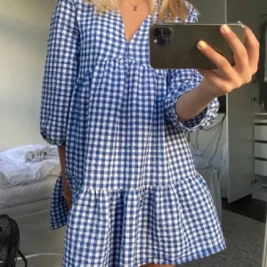 Klänning zara - Säljer denna jättefina klänning från zara, aldrig använd💓💓