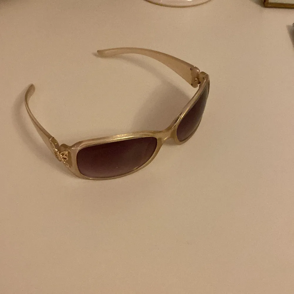 Svin coola solglasögon att ha till sommaren. Använda Max 5 gånger och inga tecken på användning.. Accessoarer.