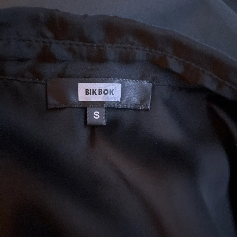 Svart skjorta från BikBok som är lite genomskinlig och är i väldigt bra skick. Inga defekter förekommer. . Skjortor.