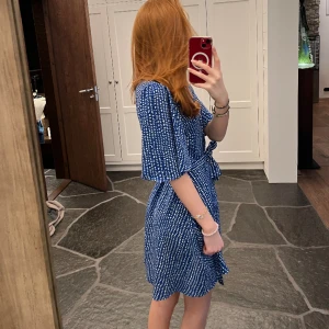 Sommar klännig - Säljer min så snygga blå och vita sommar klänning som är luftig och har ett band vid midjan som man kan knyta till sin egen storlek. Perfekt på sommaren och i jätte bra skick