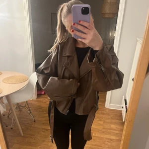 Brun skinnjacka  - Säljer min brun skinnjacka ifrån nelly, Biancas kollektion!  Använd 2 gånger så är super i fint skick! 