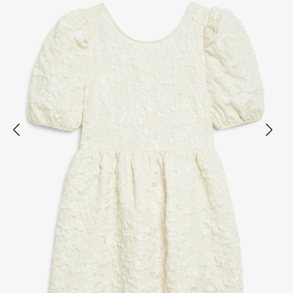 Säljer min jättefina vita klänning från Monki. Passar perfekt till studenten eller bara till sommaren! Aldrig använd, nypris 500 kr. Säljer för 350 kr💞💞. Klänningar.