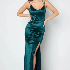 Balklänning nyskick - Säljer min superfina satin balklänning i mörkgrön, endast använd en gång o sitter fint på, nypris ca 900kr💕 