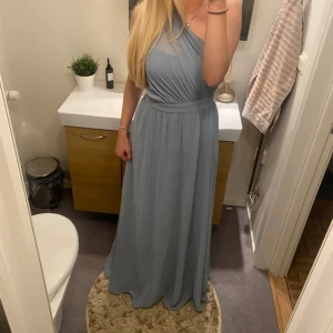 Balklänning - Helt ny klänning från Nelly som endast är provad! Säljer då jag valt en annan till balen🌸passar perfekt på mig som har s/m vanligtvis. Skriv vid frågor eller funderingar😄nypris 549!