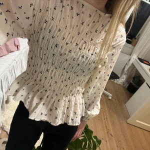 Beige blus/topp - Jättefin beige/vit/krämvit topp från grunt. Storlek 164cm. Som ny