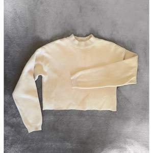 Färg: beige.  Strl: XS.  Klassisk tröja från Bershka. Jätteskönt & fint material som inte skrynklar. Croppad modell. Perfekt att dra över en klänning en sommarkväll! Helt NY och oanvänd.