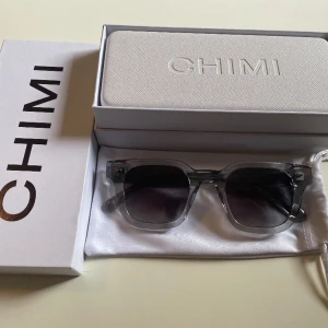 Chimi 04 - Tja! Säljer mina i princip helt nya chimis i färgen grå. Putdsuken är fortfarande inplastad och helt orörd, allt är i nyskick (bara öppnat och testat)! Fås även med en svart puttsduk från chimi!  Skriv vid minsta lilla fundering🤝🤩 prutmån finns👍🏻