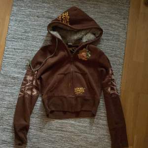 Skitsnygg och unik ed Hardy hoodie med päls i luvan säljer då det inte är min stil längre tryck på köp nu så postar jag dagen efter 