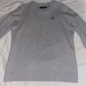 Lyle & scott tröja - Riktigt fräsch Lyle & scott tröja som är i storlek L men passar också M. Rekommenderar denna tröja till våren för den är riktigt fett  Hör av er vid frågor 