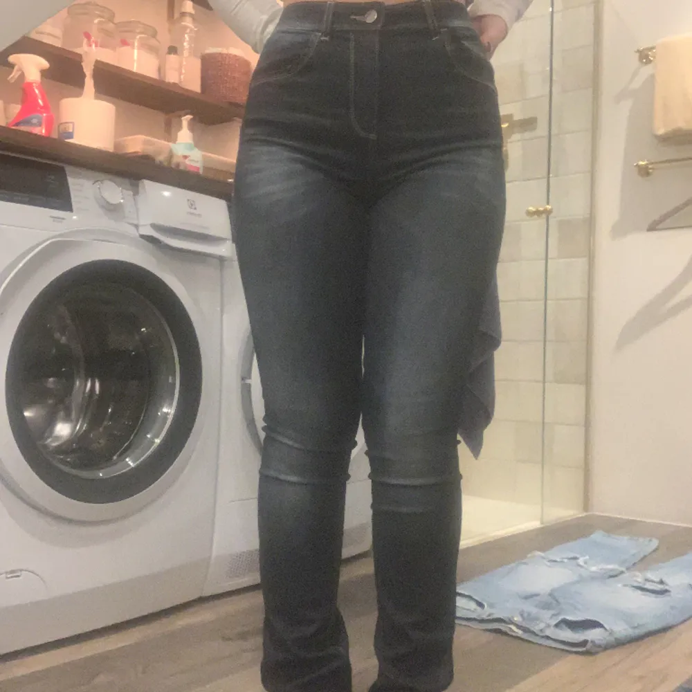 Jätte snygga Benetton Bootcut jeans i storlek 27. Midrise bootcut modell i snyggt tvättad mörkblå färg. Dom är helt nya har aldrig använt dom. Köpta från en outlet så dom är inte begagnade. Lite långa på mig som är 158cm lång💕. Jeans & Byxor.